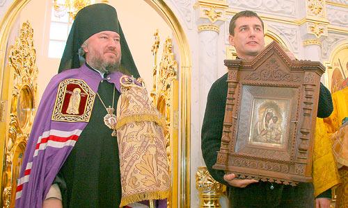Александр Дятлов, депутат областного собрания от округа, в котором построен храм, подарил ему старинную икону Иверской Божьей Матери. Фото автора