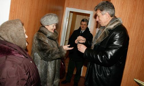 Заместитель мэра А. Гуров вручает Г. Синицкой ключи от квартиры. Фото В. Капустина