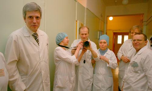 Заведующий хирургическим отделением М. Танцурин (слева) и коллектив — в ожидании открытия. Фото В. Бербенца