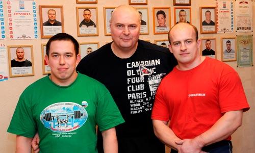 Станислав Дернов (в центре)  делает ставку на Владимира Гришаева (справа) и  Андрея Лайхинена.  Фото В. Николаева