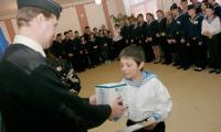 Приз получает самый маленький участник сборов Егор Алексашин (Рыбинск). Фото В. Капустина