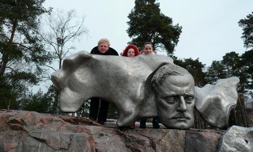 Е.Н. Олефиренко, Маша Сорокина и Аня Новикова (слева направо) у памятника Сибелиусу.
