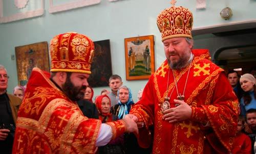 Епископ Тихон вручил митру протоиерею Константину Нецветаеву. Фото В. Бербенца