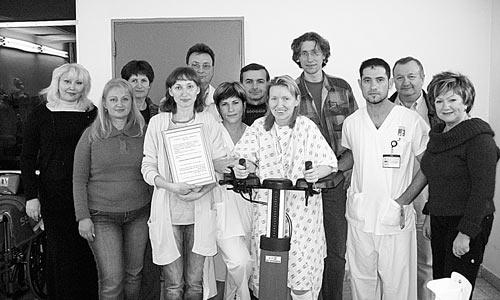 Прощальный снимок с родственниками и израильскими врачами. Ксения держит в руках благодарность медикам.