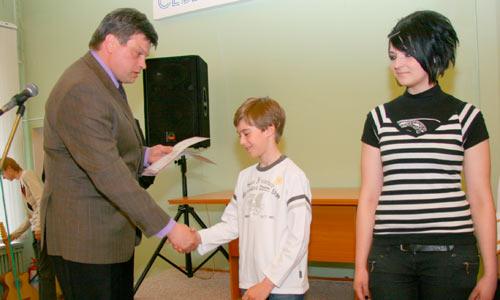 Заслуженные награды лучшим ученикам школы № 10.   Фото В. Бербенца
