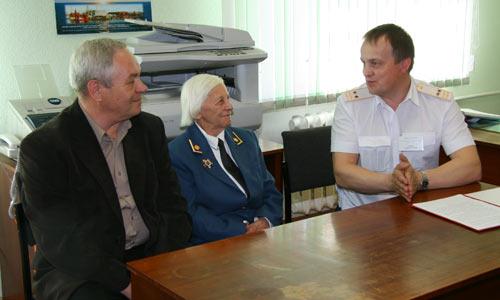 Три поколения: слева от Ю.П. Петровой начальник Северодвинского таможенного поста с 1993 по 2000 год Г.В. Гунин, справа — нынешний руководитель А.В. Чулков. Фото В. Бербенца