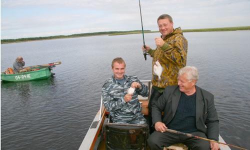 В.Е. Шумилов, С.А. Шиляев и В.Н. Никитин на рыбалке. Фото В. Бербенца