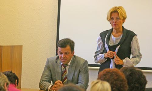 Ольга Лыбашева (справа) не исключает, что постановление мэра придется отменить. Фото В. Бербенца