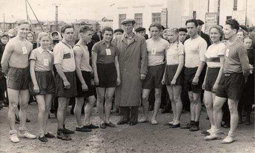 Г.П. Петров с командой — победительницей Первомайской эстафеты 1953 года.  Фото из архива семьи Петровых