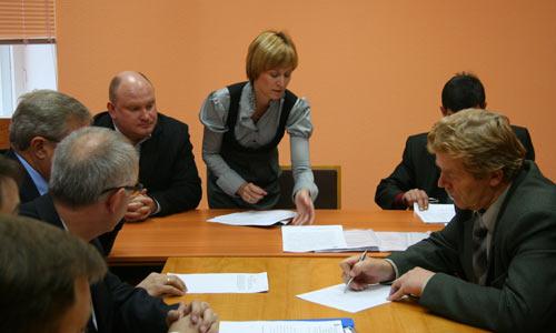 Непростой разговор (в центре — О.А. Каргалова). Фото В. Бербенца
