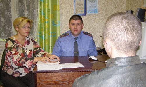 Владимир Ганичев и Ольга Лыбашева беседуют с правонарушителем. Фото автора