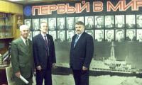 В.Ф. Кологриев с ветеранами на борту ледокола «Ленин».