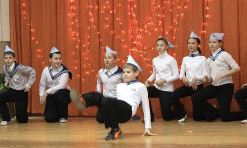 «Ты морячка, я моряк» — лихо танцуют учащиеся 5а. Фото В. Капустина