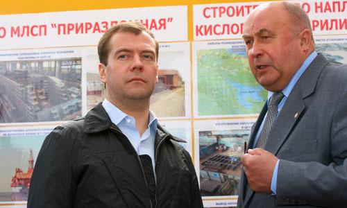 2 июля 2009 года. Н.Я. Калистратов с президентом России Д.А. Медведевым во время его визита на Севмаш. Фото В. Бербенца