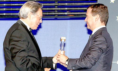 5 июня 2009 года. Президент России Д.А. Медведев вручает Н.П. Лавёрову престижнейшую премию «Глобальная энергия». Фото ИТАР-ТАСС