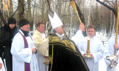 Процессия на 2 ноября – День поминовения усопших на кладбище Новосибирска. В центре – епископ Иосиф Верт, слева от него Сергей Владимиров держит пасторал (посох), символ епископской власти.