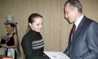 Приз из рук мэра получил самый молодой журналист «Северного рабочего» — Екатерина Курзенева. Фото В. Бербенца