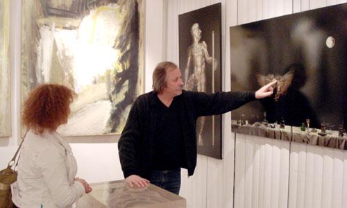 Константин Худяков проводит экскурсию для северодвинцев в своей галерее «М’Арс». Фото автора