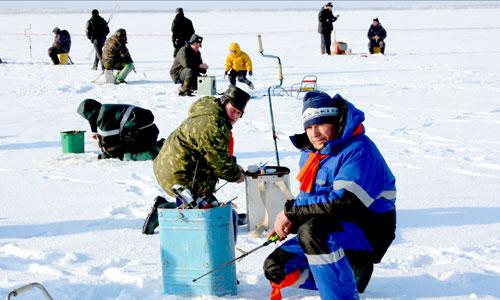Рыбаков-любителей в Северодвинске много. Фото В. Бербенца