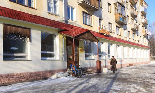 На улице Тургенева, 10 сейчас находится детское кафе «Сказка»,  а в советские времена здесь была продуктовая сказка для  ветеранов — стол заказов. Фото В. Капустина