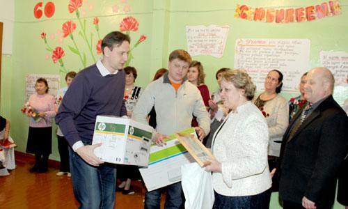 Депутат С.Л. Кузьменков вручает подарок директору школы Н.А. Тихоновой. Фото автора