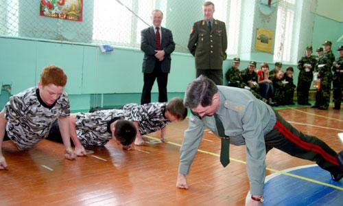 В школе № 2: генерал-лейтенант вместе с ребятами сдал норматив на «отлично»!  Фото В. Бербенца
