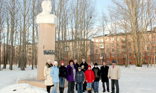 Сельские школьники у памятника Александру Торцеву. Фото автора