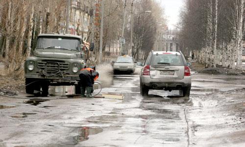 Неудовлетворительное состояние дорог названо в числе наиболее актуальных проблем. Фото В. Бербенца