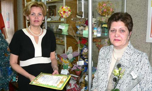 Специальный приз от О.Г. Лыбашевой — живая орхидея для О.А. Бекряшевой (справа), «вырастившей» цветы из бисера. Фото из архива О. Лыбашевой