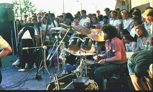 1990 год, День города: Виктор Белаковский за барабанами во время концерта на набережной острова Ягры. Фото из архива В. Белаковского
