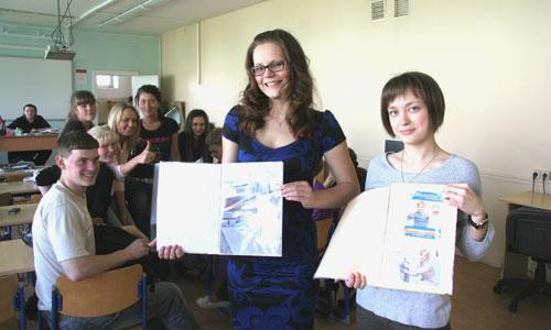 Работы Анастасии Козловой (слева) и Татьяны Поташевой (обе из школы № 13) признаны одними из лучших. Фото В. Бербенца