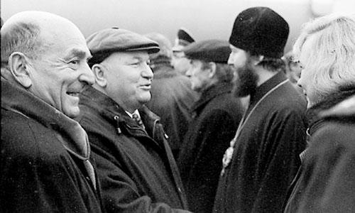 В.З. Фридман (слева) среди встречающих мэра Москвы  Ю.М. Лужкова.
