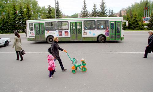 Теперь на автобусах будет «Реклама счастья»! Фото В. Бербенца