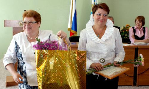 Лариса Меньшикова вручает подарок Елене Цыка, лучшему руководителю медицинской организации города в 2009 году.Фото Е. Легостаевой