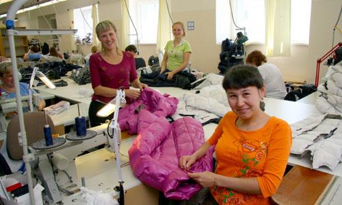 На дворе лето, а на Северодвинской швейной фабрике уже отшивается коллекция пуховиков «Зима-2010/11». Фото В. Бербенца