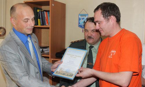 Благодарственное письмо вручается капитану наркополиции Е.П. Проурзину. Фото автора