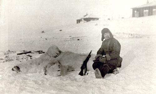 В.А. Знахарев после охоты на медведя. Фотографии из фондов музея