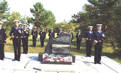 В такие дни у памятного камня на острове Ягры стоят в карауле военные моряки. Фото В. Бербенца