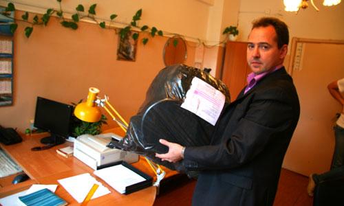 Александр Сенчуков показывает изъятые по делу вещдоки. Фото В. Бербенца