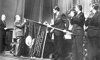 20 июля 1984 года. В руках А.И. Громогласова знамя Северодвинска, к которому маршал Д.Ф. Устинов прикрепляет орден Ленина. Фото В. Капустина