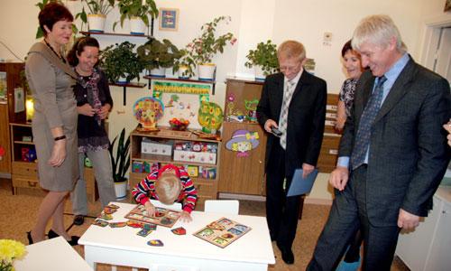 Галина Германовна (вторая слева) наблюдает, как ребятишки «справляются» с развивающими играми. Фото В. Бербенца