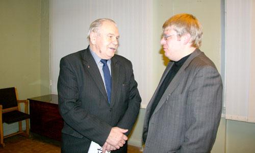 Председатель городского совета ветеранов Виктор Петрушин и директор КШП Александр Ширяев. Фото В. Бербенца