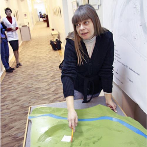 М. Ворожейкина показывает макет территории нёнокского соляного промысла. Фото В. Бербенца