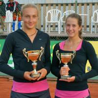 Победители турнира ITF в Швеции К. Шарифова и Д. Лодикова (справа).