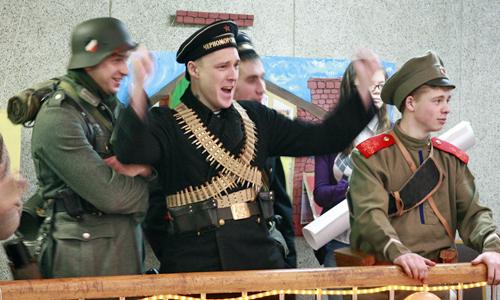 «Товарищи, даёшь прорыв на следующий фестиваль!» Представители ВИК «Северная Двина» с азартом наблюдают за происходящим. Фото В. Бербенца
