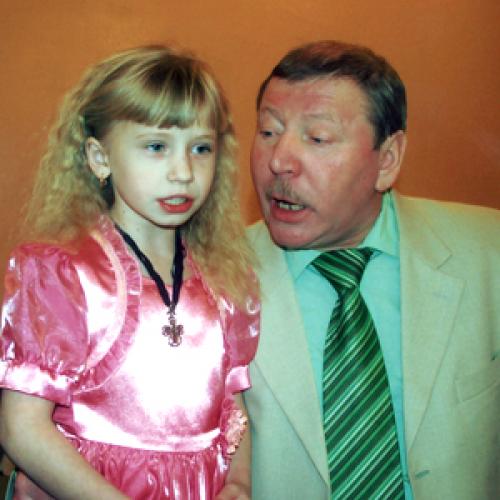 Внучка А. Лебедева Алёна, как и дедушка, вышла на сцену в семь лет, спев на его юбилее песню «Катюша». Фото Г. Туториной