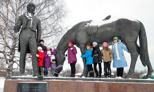 В Вологде наши артисты не могли не сфотографироваться у известного памятника поэту Батюшкову. Фото из архива участников поездки