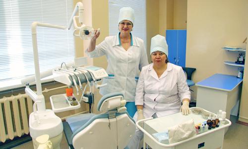 К стоматологам Светлане Елизаровой и Лидии Скороход пациенты идут без страха. Фото В. Бербенца