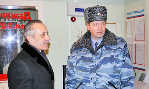 М. Гмырин и В. Зернов в дежурной части. Фото автора
