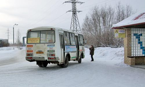 Конечная остановка автобуса обозначена загадочной аббревиатурой — ОКС. Фото В. Бербенца